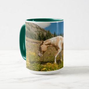 Caneca Cavalo em gramíneas em campo alpino no verão