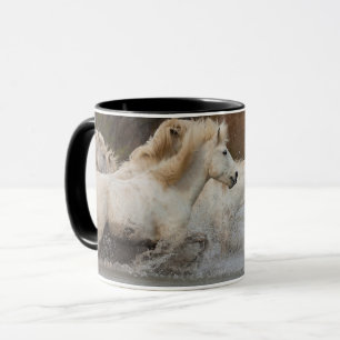 Caneca Cavalos Brancos Camargue Correndo na Água