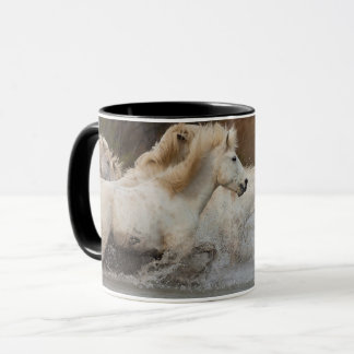 Caneca Cavalos Brancos Camargue Correndo na Água