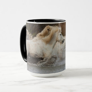 Caneca Cavalos Brancos Camargue Correndo na Água