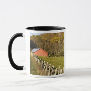 Caneca Celeiro vermelho e fileira de cercas ao longo da B