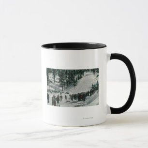 Caneca Cena dos esportes de inverno na montanha de