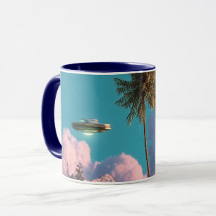 Caneca Cena Surrealista de OVNI e Montanha com Palmeira