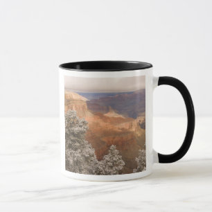 Caneca Cenário de paisagem invernal nevada ao longo do su