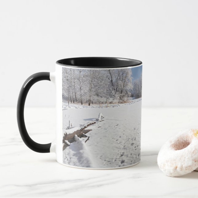 Caneca cenas de inverno ao longo da lagoa e florestas de  (Com Donut)