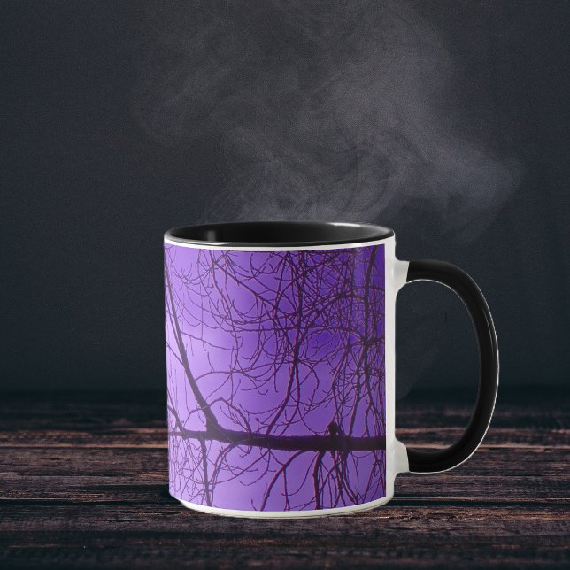 Caneca Céu Roxo Corvo Negro (Black crow silhouette sitting in black trees with hazy purple sky on coffee or tea mug.)