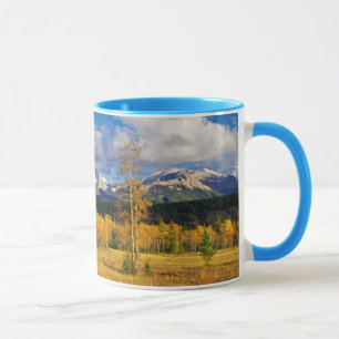 Caneca Céus azuis e nuvens acima de um prado