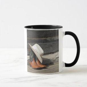 Caneca Chapéu de vaqueiro em botas de vaqueiro fora de
