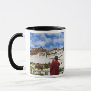 Caneca China, Tibete, Lhasa, monge tibetano com Potala