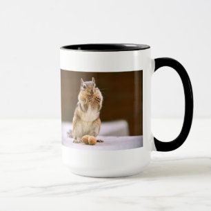 Caneca Chipmunk bonito que come um amendoim