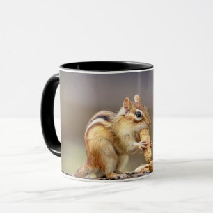 Caneca Chipmunk comendo amendoim