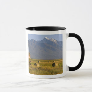 Caneca Ciclistas de estrada descem estrada rural em