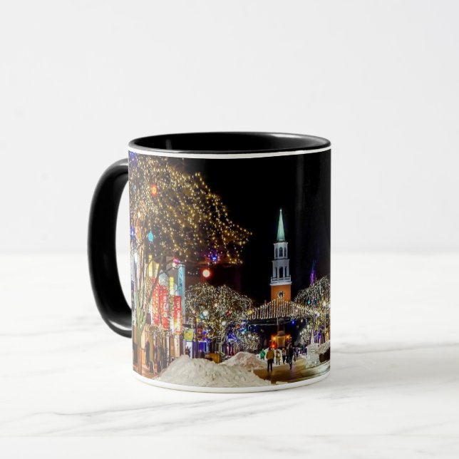 Caneca Cidade de Neve Colorida da Véspera de Natal (Frente Esquerda)