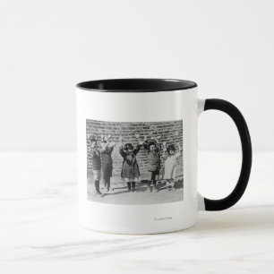 Caneca Cinco crianças asiáticas que sustentam Barbells