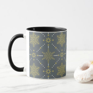 Caneca Cinzas e Dourado padrão de Natal em flocos de neve