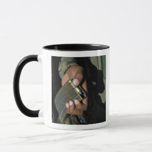 Caneca Círculos vazios de uma munição das cargas marin
