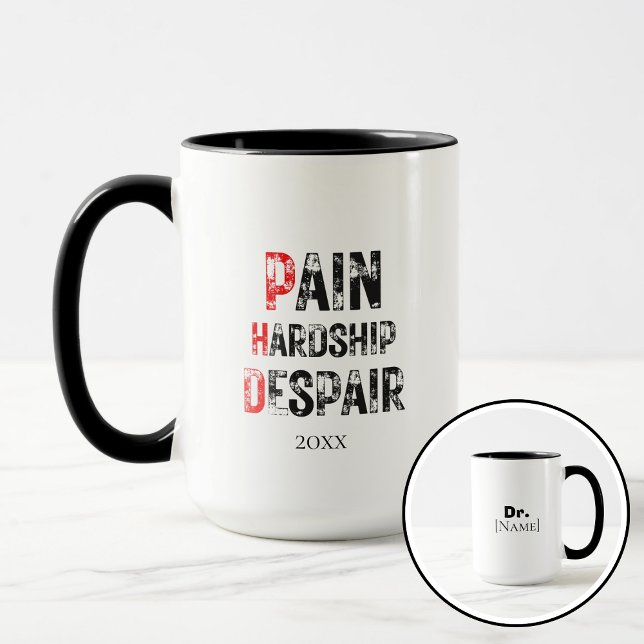 Caneca Citação engraçada de formatura de PhD Dor Desesper (Criador carregado)
