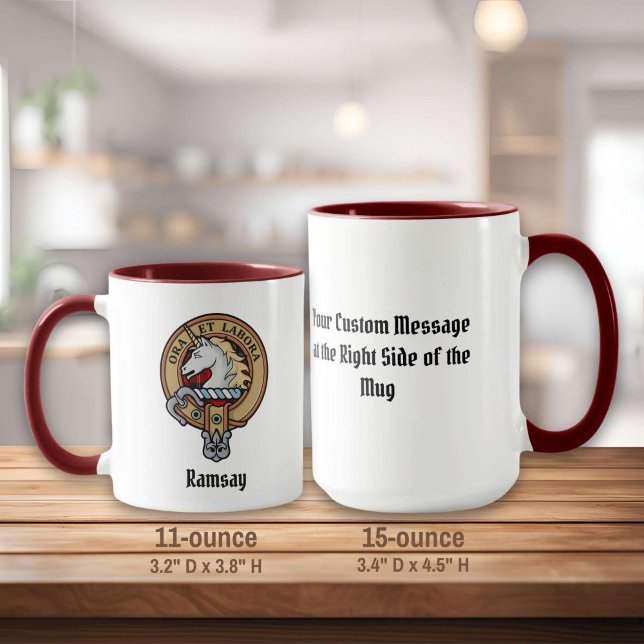 Caneca Clan Ramsay Crest sobre o Red Tartan (Criador carregado)