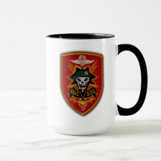 Caneca com adesivo impresso dos veteranos da guerr