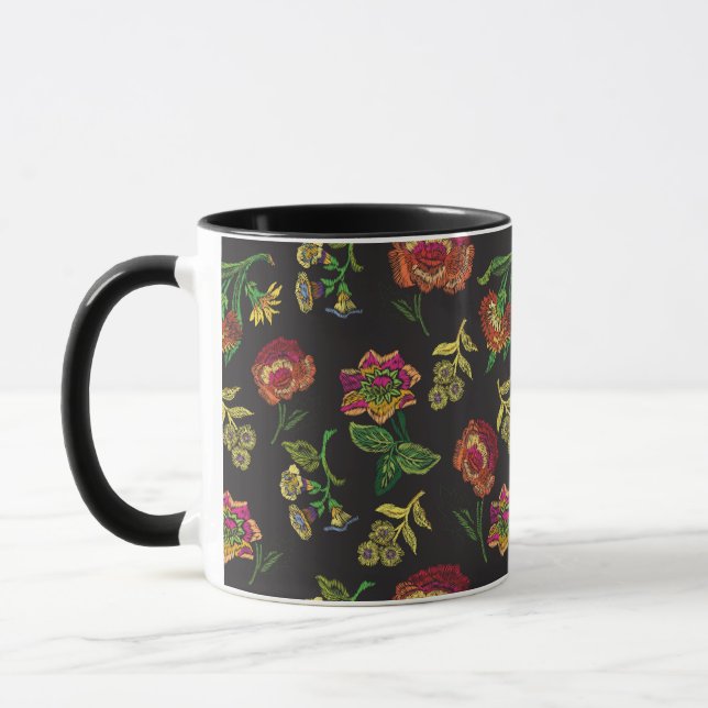 caneca com bordado - flores num fundo preto (Esquerda)