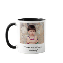 Caneca com ditos engraçados de criança dos dois la