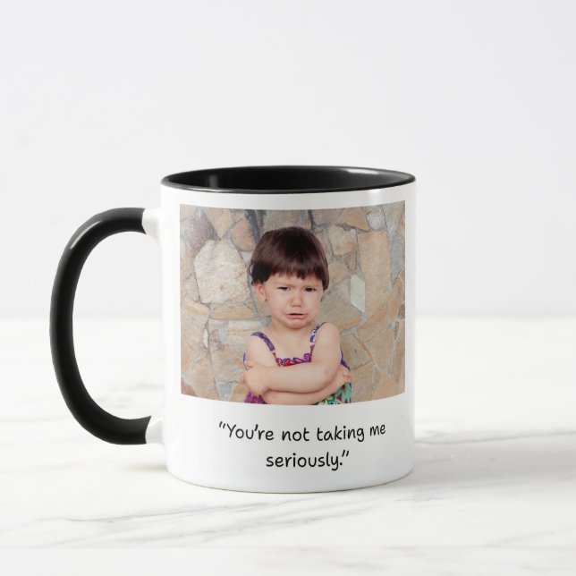 Caneca com ditos engraçados de criança dos dois la (Esquerda)