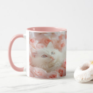 Caneca com Gato Branco Fofo entre Flores de Rosa