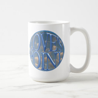 Caneca com logotipo do ponto do amor sobre nuvens
