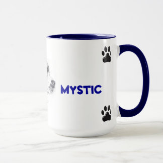 Caneca com o cão misturado da raça