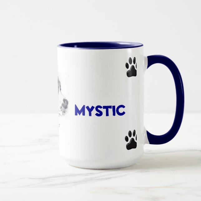 Caneca com o cão misturado da raça (Direita)