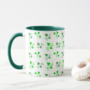 Caneca com padrão de trevos verdes brancos