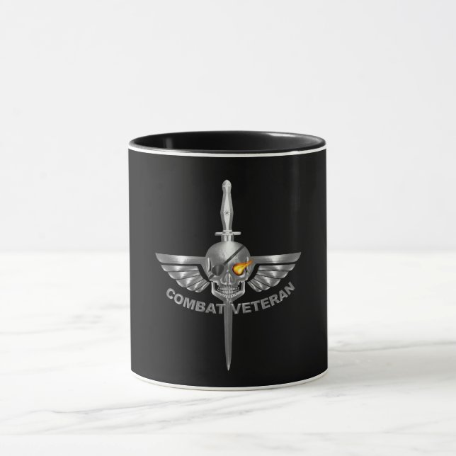 Caneca Combate o Crânio Assalariado Veterano com Dagger (Centro)