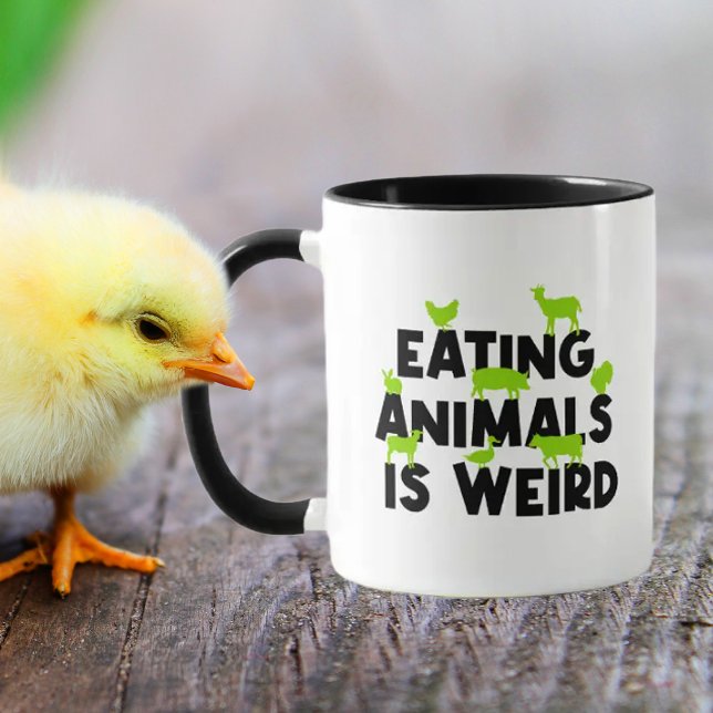 Caneca Comer animais é estranho, ativismo vegetariano (Criador carregado)