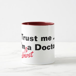 Caneca confia em mim que sou quase um médico, um trocadi