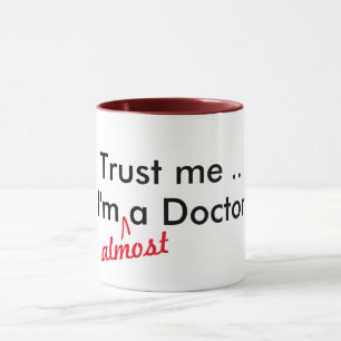 Caneca confia em mim que sou quase um médico, um trocadi