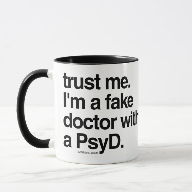 Caneca Confie em mim como um médico falso com um PsyD (Esquerda)