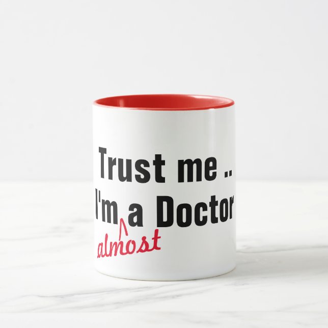 Caneca confie em mim que sou quase médico, trocadilho eng (Centro)