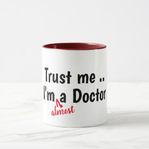 Caneca Confie em mim sou médico trocadilho café engraçado