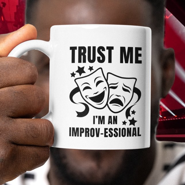 Caneca Confie em mim, sou um IMPROV do Improv essional (Fun TRUST ME IMPROV coffee mug gift with CUSTOMIZABLE TEXT to personalize. Features theater masks.)