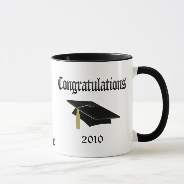 Caneca Copo 2010 da graduação, psto sobre alguns artigos (Direita)