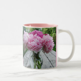 Caneca cor-de-rosa do arranjo do vaso das peônias