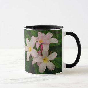 Caneca cor-de-rosa do Plumeria da chacina