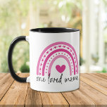 Caneca Coração Rosa Arco-Íris Um Amava Mamã<br><div class="desc">Esta caneca fofa para a mãe é apropriada para muitas ocasiões, incluindo Dia de as mães, Dia de os namorados, aniversário dela, ou só quando você quiser que ela saiba o quanto ela é amada! Ambos os lados apresentam um arco-íris ao estilo bonito cor-de-rosa do coração, com o roteiro preto...</div>