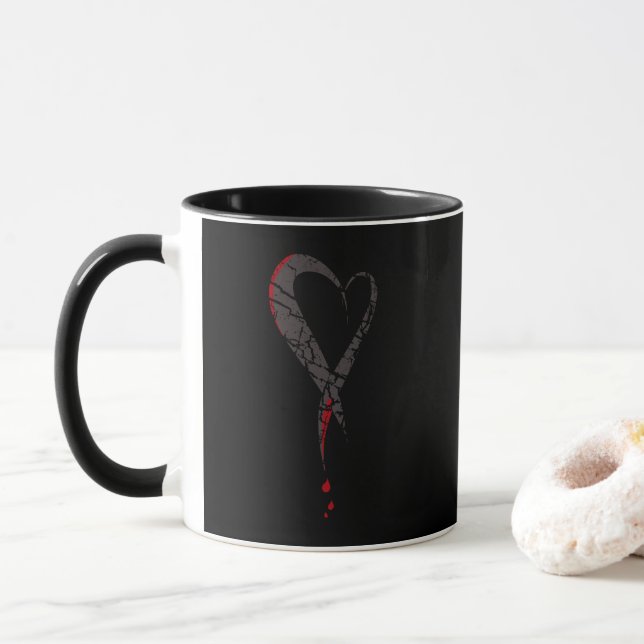 Caneca Coração sangrando. Um coração triste ferido. Escur (Com Donut)