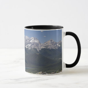 Caneca Cordilheira e lago sobre de uma montanha