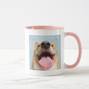 Caneca Corgi muito feliz das imagens de Getty