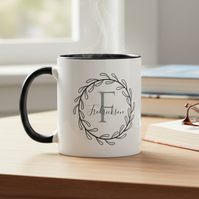 Caneca Coroa de Folhas Botânicas Monograma para Aquecimen (Minimalist botanical leaf wreath for a housewarming — perfect gift idea for teachers or friends)