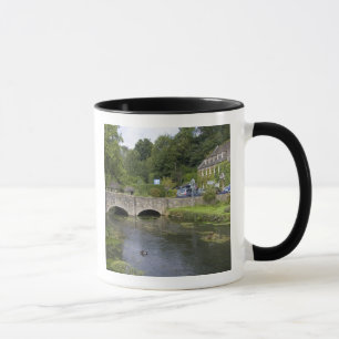 Caneca Córrego de truta na vila de Bibury,