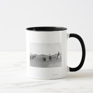 Caneca Cowboys on Horses Roping Buffalo Fotografia