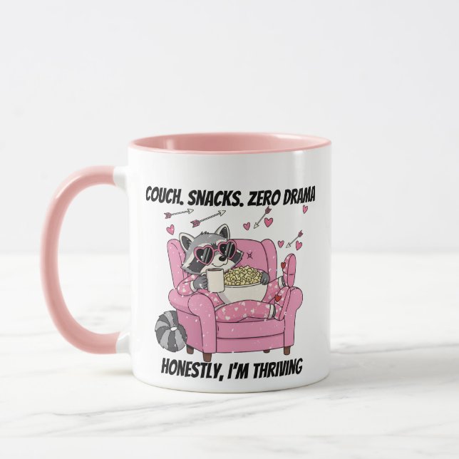 Caneca Cozy Raccoon Valentine Pajama Couch Snack (Esquerda)
